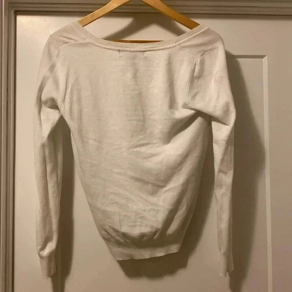 V neck - size Medium  white sweater - Picture 6 of 7